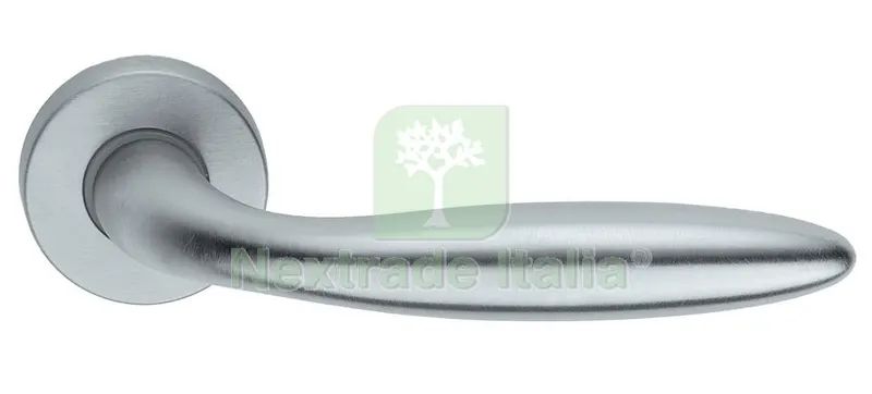 MANIGLIA "NEW SOFT" CON ROSETTA CROMO SATINATO — Maniglie e pomelli — rif. FERX.43673 MANIGLIA "NEW SOFT" CON ROSETTA CROMO SATINATO — Maniglie e pomelli — rif. FERX.43673