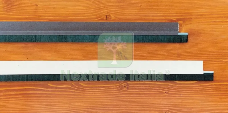 25PZ PARAPORTA RIGIDO CON SPAZZOLINO TRASPARENTE — Misurazione e taglio manuale — rif. FERX.1122 25PZ PARAPORTA RIGIDO CON SPAZZOLINO TRASPARENTE — Misurazione e taglio manuale — rif. FERX.1122