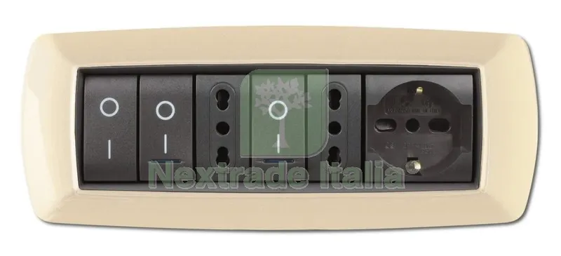 PLACCA LIFE MOD. LIVING PLASTICA AVORIO 7 POSTI — Interruttori e prese — rif. FERX.41574 PLACCA LIFE MOD. LIVING PLASTICA AVORIO 7 POSTI — Interruttori e prese — rif. FERX.41574