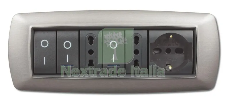 PLACCA LIFE MOD. LIVING PLASTICA ACCIAIO SATINATO 7 POSTI — Interruttori e prese — rif. FERX.41580 PLACCA LIFE MOD. LIVING PLASTICA ACCIAIO SATINATO 7 POSTI — Interruttori e prese — rif. FERX.41580