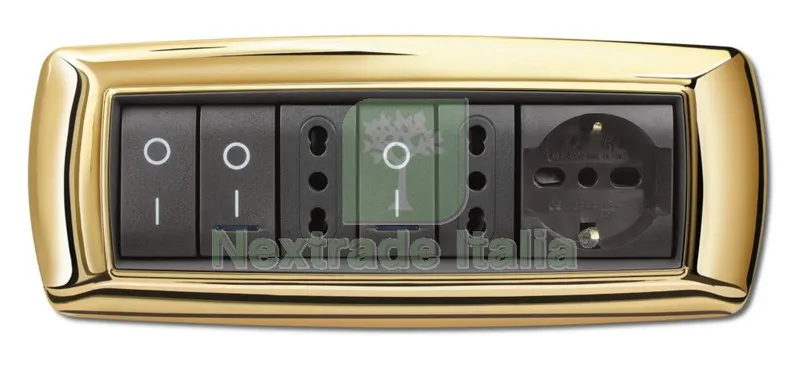 PLACCA LIFE MOD. LIVING PLASTICA ORO 7 POSTI — Interruttori e prese — rif. FERX.41581 PLACCA LIFE MOD. LIVING PLASTICA ORO 7 POSTI — Interruttori e prese — rif. FERX.41581