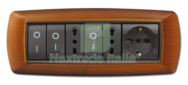 PLACCA LIFE MOD. LIVING PLASTICA LEGNO CHIARO 7 POSTI — Interruttori e prese — rif. FERX.41590