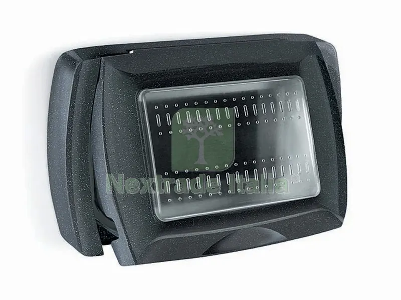 PLACCA LIFE X ESTERNO IP55 NERA 3 POSTI — Interruttori e prese — rif. FERX.671 PLACCA LIFE X ESTERNO IP55 NERA 3 POSTI — Interruttori e prese — rif. FERX.671