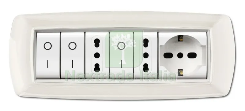 Placca Life Modello Living PL. Bianca 7 Posti Cornice Bianca — Interruttori e prese — rif. FERX.98403 Placca Life Modello Living PL. Bianca 7 Posti Cornice Bianca — Interruttori e prese — rif. FERX.98403