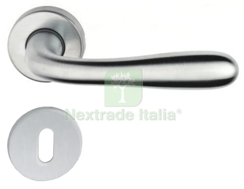 MANIGLIA CON ROSETTA AGNONE CROMO SATINATO — Maniglie e pomelli — rif. FERX.98539 MANIGLIA CON ROSETTA AGNONE CROMO SATINATO — Maniglie e pomelli — rif. FERX.98539