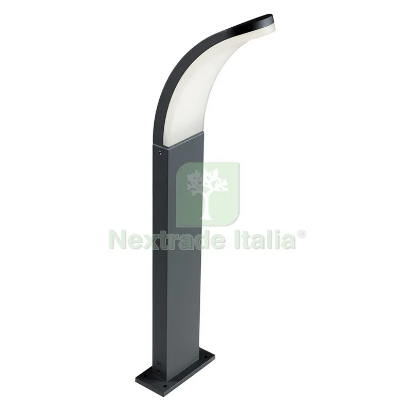 Paletto Lanterna LED 'virgola' 12 W cm. 13 x 8 x h.62,5 - grigio — Illuminazione — rif. FERX.8087730NLM Paletto Lanterna LED 'virgola' 12 W cm. 13 x 8 x h.62,5 - grigio — Illuminazione — rif. FERX.8087730NLM