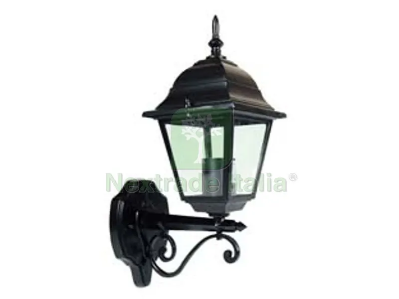 Lanterna con Braccio Inferiore Lavorato Modello NEW York - 60w IP44 mm.192x370h. colore nero — Illuminazione — rif. FERX.FER234375 Lanterna con Braccio Inferiore Lavorato Modello NEW York - 60w IP44 mm.192x370h. colore nero — Illuminazione — rif. FERX.FER234375