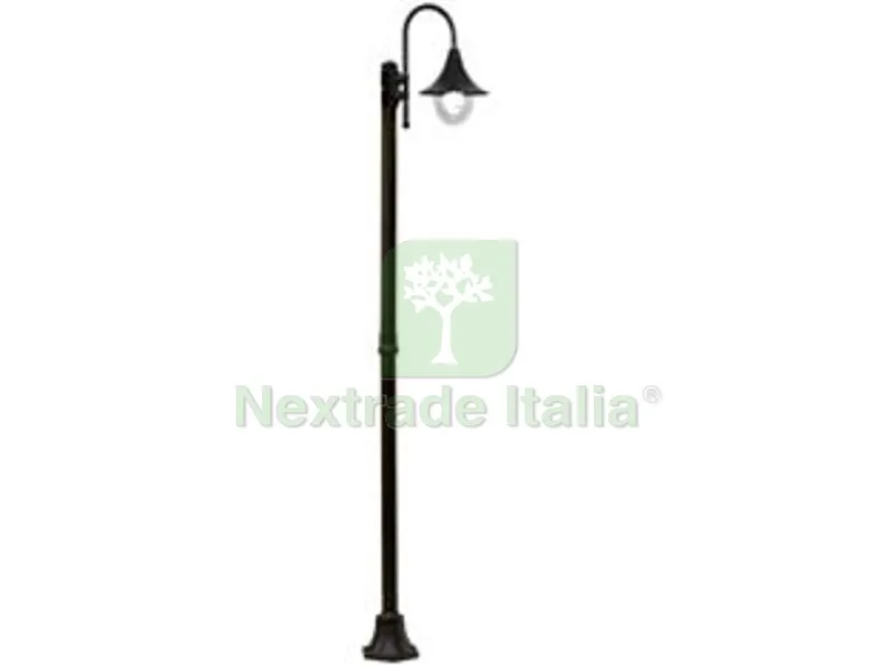 Lampione su Palo Modello Parigi - 100w IP44 cm.230h. colore nero — Illuminazione — rif. FERX.FER234429 Lampione su Palo Modello Parigi - 100w IP44 cm.230h. colore nero — Illuminazione — rif. FERX.FER234429