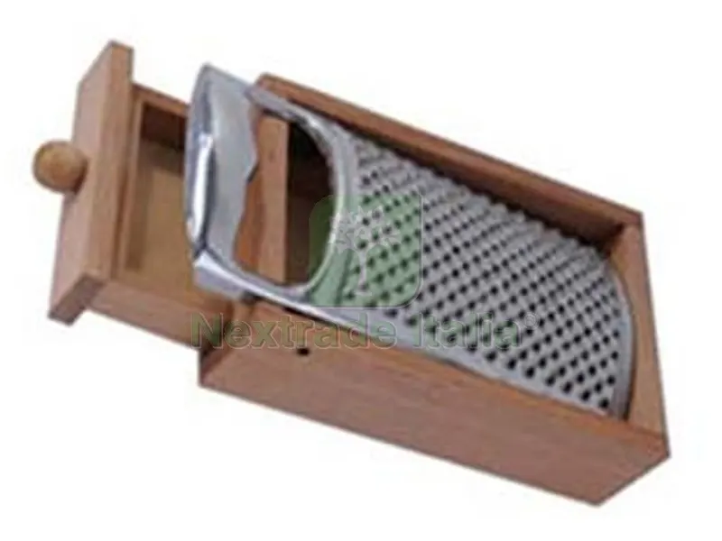 GRATTUGIA IN ACCIAIO INOX CON STRUTTURA IN LEGNO — Cucina e coltelleria — rif. FERX.FER322713 GRATTUGIA IN ACCIAIO INOX CON STRUTTURA IN LEGNO — Cucina e coltelleria — rif. FERX.FER322713