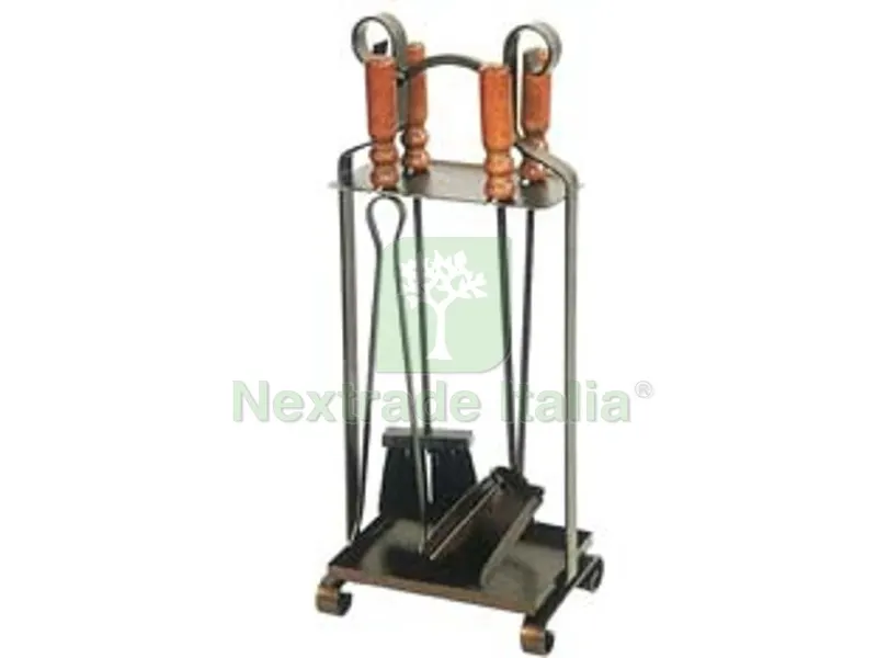SET 4 ATTREZZI MANICO LEGNO BASE QUADRA PER CAMINO - cm.26X70h. — Stufe e camini — rif. FERX.FER245869 SET 4 ATTREZZI MANICO LEGNO BASE QUADRA PER CAMINO - cm.26X70h. — Stufe e camini — rif. FERX.FER245869