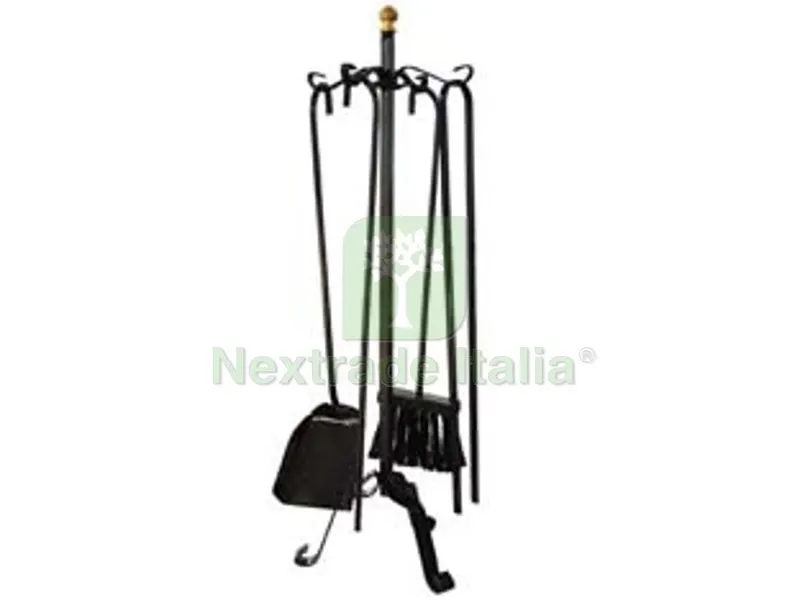 SET 4 ATTREZZI CON TREPPIEDI PER CAMINO - cm.65h. — Stufe e camini — rif. FERX.FER245876 SET 4 ATTREZZI CON TREPPIEDI PER CAMINO - cm.65h. — Stufe e camini — rif. FERX.FER245876
