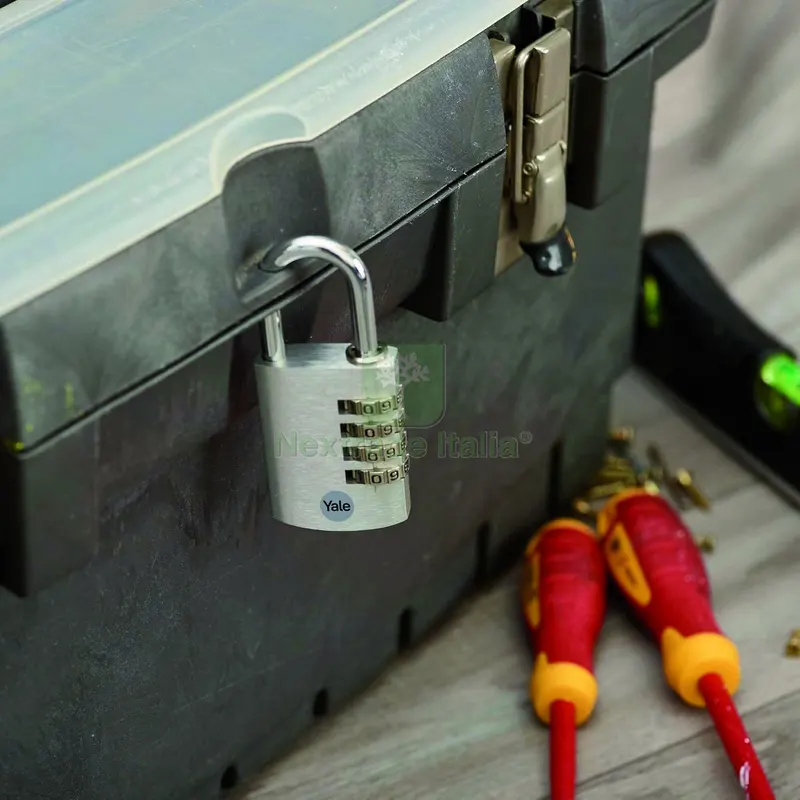 LUCCHETTO DI SICUREZZA CON COMBINAZIONE mm. 28 Corpo alluminio - Arco acciaio Col. Argento — Lucchetti e catene — rif. FERX.VIT58972 — foto 2 LUCCHETTO DI SICUREZZA CON COMBINAZIONE mm. 28 Corpo alluminio - Arco acciaio Col. Argento — Lucchetti e catene — rif. FERX.VIT58972 — foto 2
