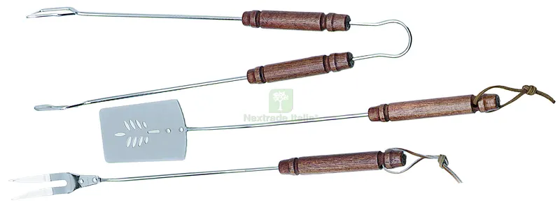 SET UTENSILI PER BARBECUE 3 PEZZI: pinza, paletta, forchettone con manico da cm. 55 — Set di attrezzi — rif. FERX.VIT58731 SET UTENSILI PER BARBECUE 3 PEZZI: pinza, paletta, forchettone con manico da cm. 55 — Set di attrezzi — rif. FERX.VIT58731
