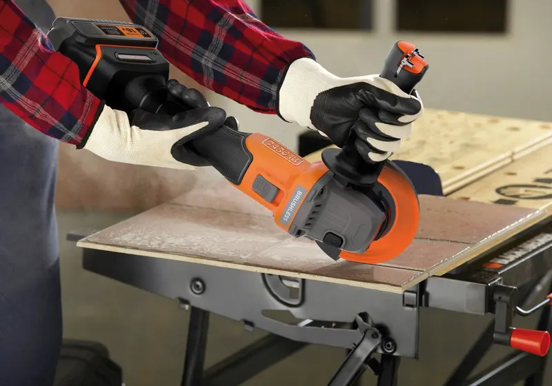 Black+Decker Smerigliatrice a Batteria BCG6L8F1S-QW Brushless 115 mm. 18V 1 batteria 4,0 Ah — Smerigliatrici e seghe — rif. FERX.VIT57833 — foto 3 Black+Decker Smerigliatrice a Batteria BCG6L8F1S-QW Brushless 115 mm. 18V 1 batteria 4,0 Ah — Smerigliatrici e seghe — rif. FERX.VIT57833 — foto 3